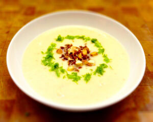 Fenchelsuppe mit Speck und Rauchmandeln