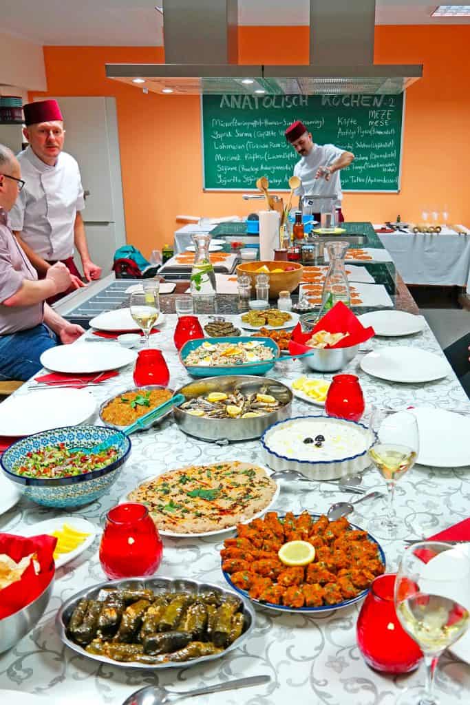 Beispielfoto einer Meze-Tafel mit vielen Meze