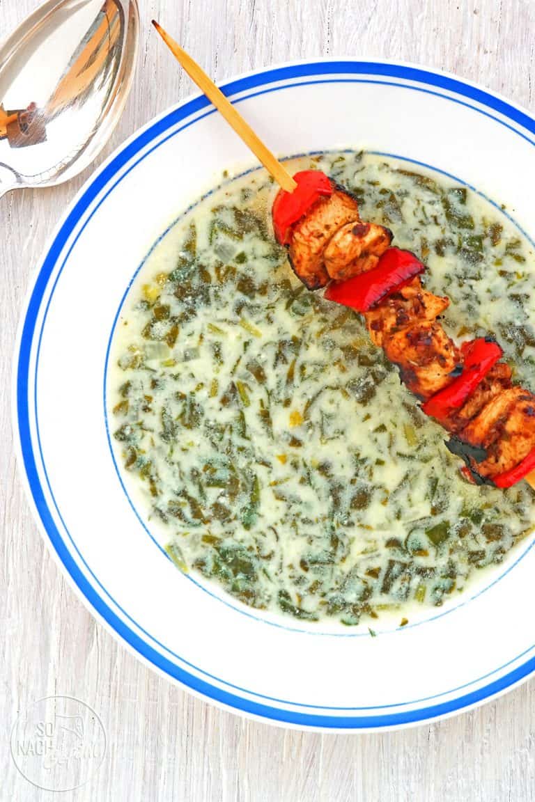 Joghurt-Spinat-Suppe mit Hähnchenspieß