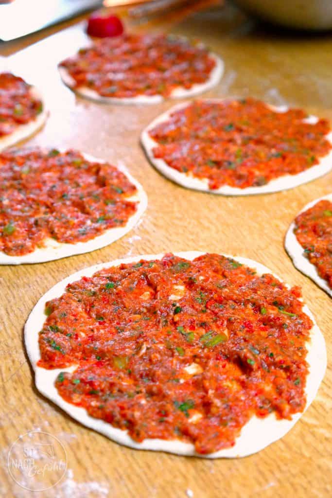 Lahmacun vor dem Backen