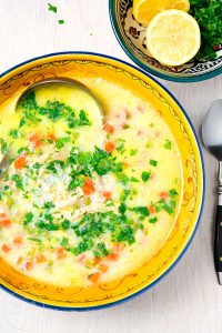 Griechische Hühnersuppe mit Zitrone - Kotosoupa Avgolemono