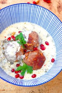 Lammbällchen in Mangold-Joghurt-Soße