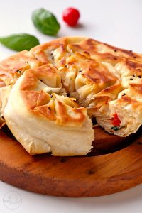 Pfannenbörek mit Tomate und Mozzarella