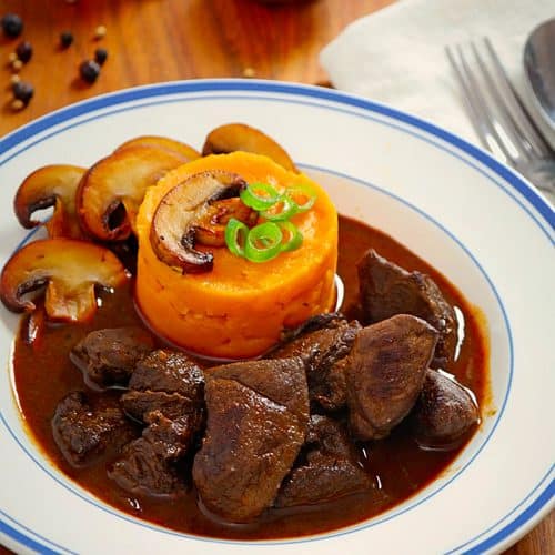 Rehgulasch mit Süßkartoffelpüree