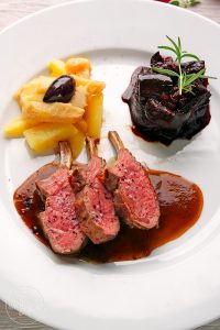 Lammkoteletts mit Auberginen und Artischockengemüse