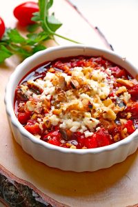 Paprika-Auberginengemüse mit Schafskäse und Walnüssen