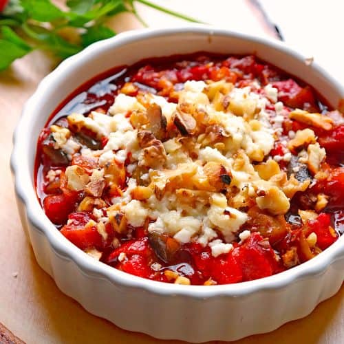 Paprika-Auberginengemüse mit Schafskäse und Walnüssen