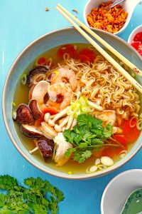 Asiatische Nudelsuppe mit Huhn und Garnelen