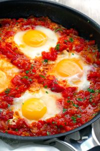 Shakshuka - gebackene Eier in würziger Soße