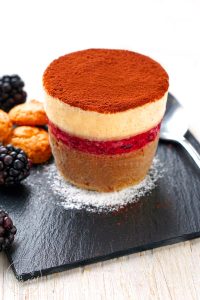 Cremiges Parfait mit Zimt, Kirsche und gerösteter Pistazie