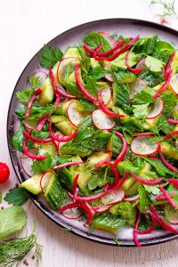 Erfrischender Gurkensalat mit Sumachzwiebeln