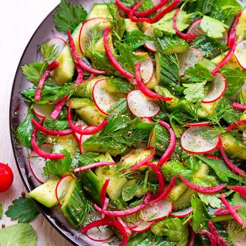 Erfrischender Gurkensalat mit Sumachzwiebeln