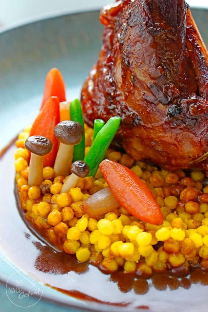 Geschmorte Lammhaxen auf Fregola-Risotto
