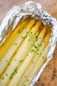 Weißer Spargel aus der Folie
