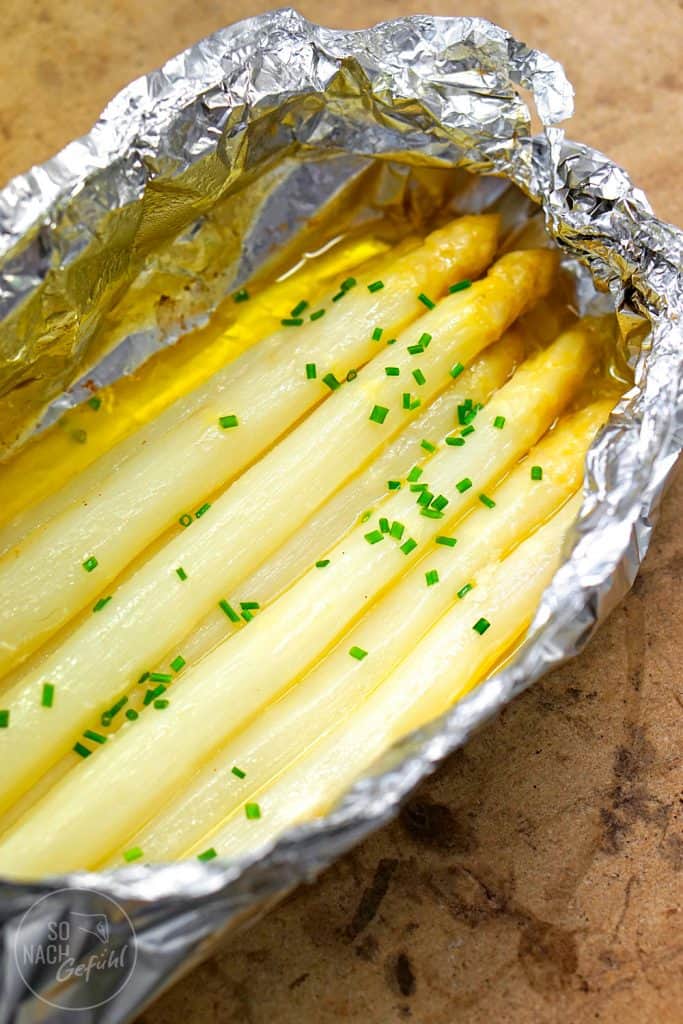 Weißer Spargel aus der Folie
