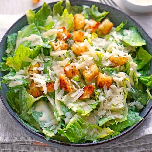 Caesar Salad mit frischen Croutons