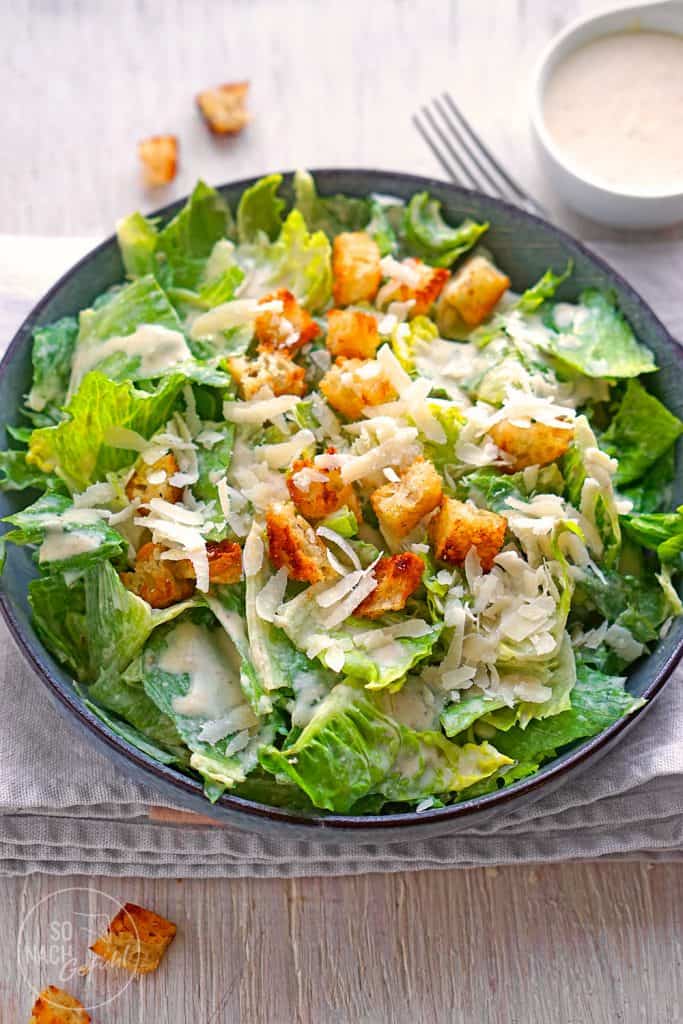 Caesar Salad mit frischen Croutons