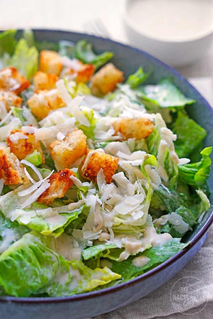 Caesar Salad mit frischen Croutons