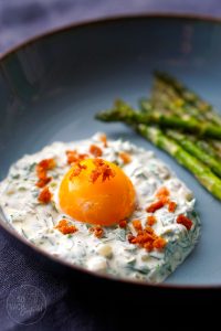 Grüner Spargel mit gebeiztem Eigelb