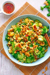 Asiatischer Gurkensalat mit geröstetem Blumenkohl