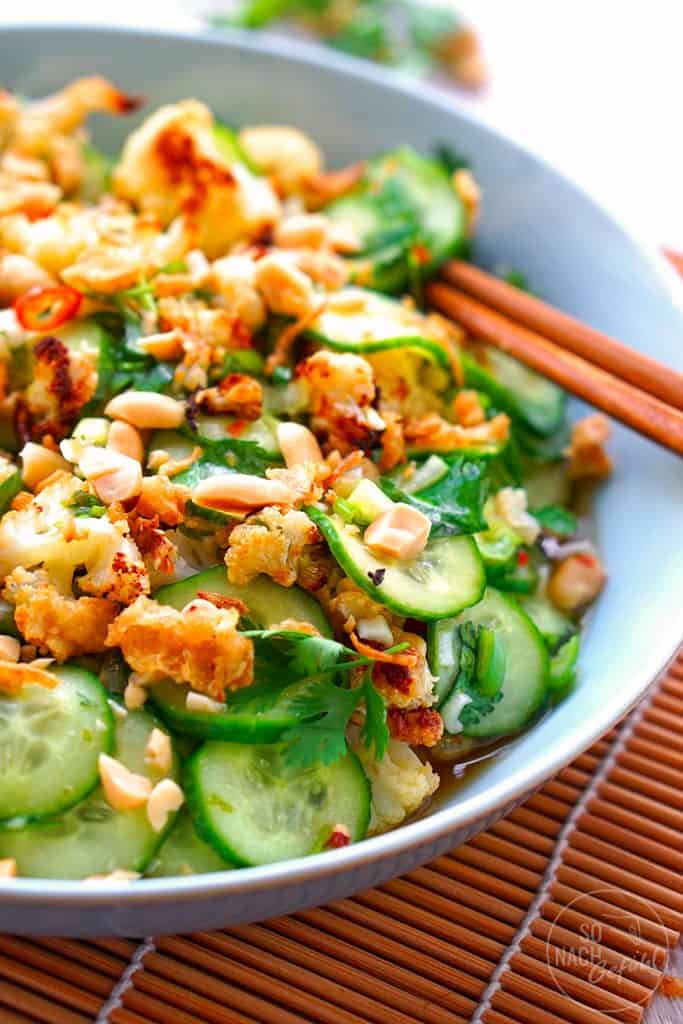 Asiatischer Gurkensalat mit geröstetem Blumenkohl