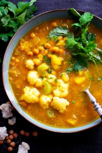 Würzige Kurkumasuppe mit Kichererbsen und Gemüse