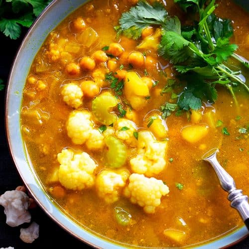 Würzige Kurkumasuppe mit Kichererbsen und Gemüse