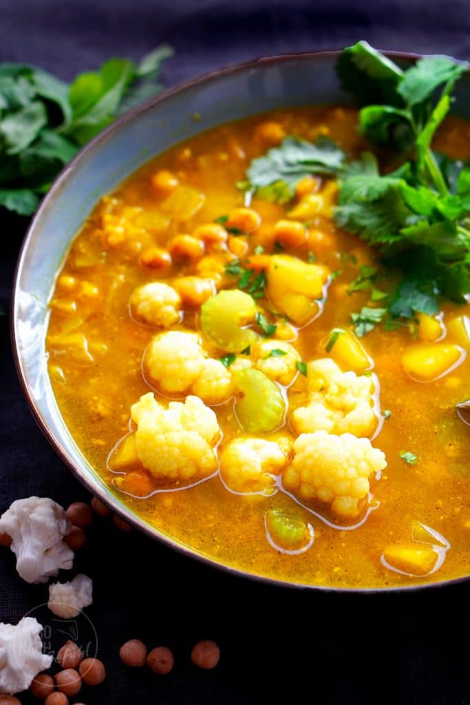 Würzige Kurkumasuppe mit Kichererbsen und Gemüse