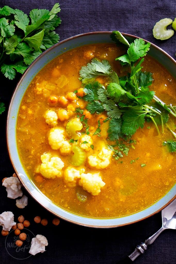 Würzige Kurkumasuppe mit Kichererbsen und Gemüse