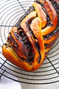 Schokoladen-Babka mit Nüssen