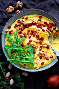 Avocado-Bohnen-Hummus mit Garnitur