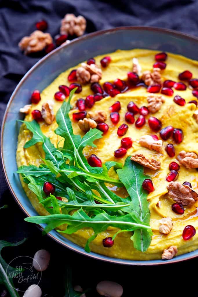 Avocado-Bohnen-Hummus mit Garnitur