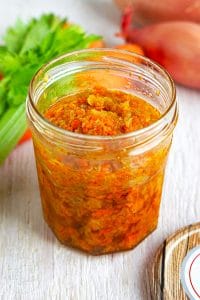 Soffritto - aus Zwiebeln, Möhren und Sellerie