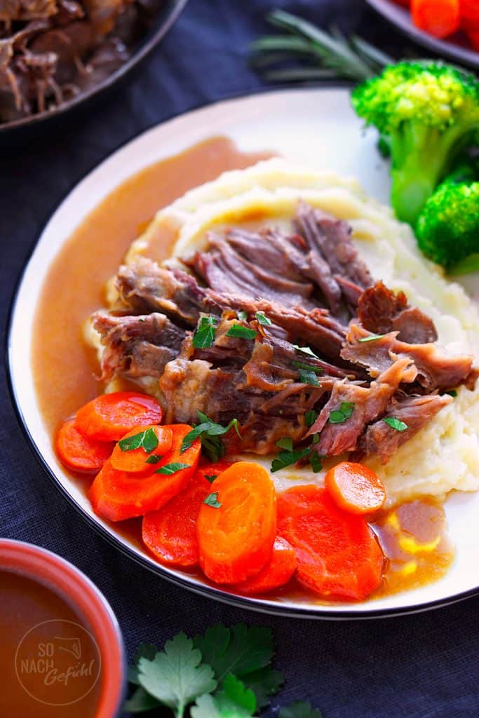 Slowcooked Lammkeule aus dem Ofen auf Teller angerichtet