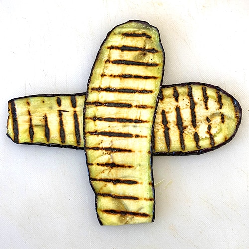 Auberginenscheiben über Kreuz legen