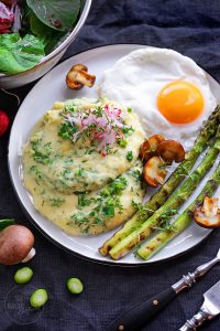 Kräuterstampf mit Frühlingsgemüse