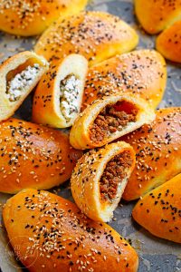 Poğaça – gefüllte Pogatschen aus Hefeteig