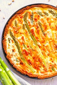 Spargel-Tarte mit Lachs
