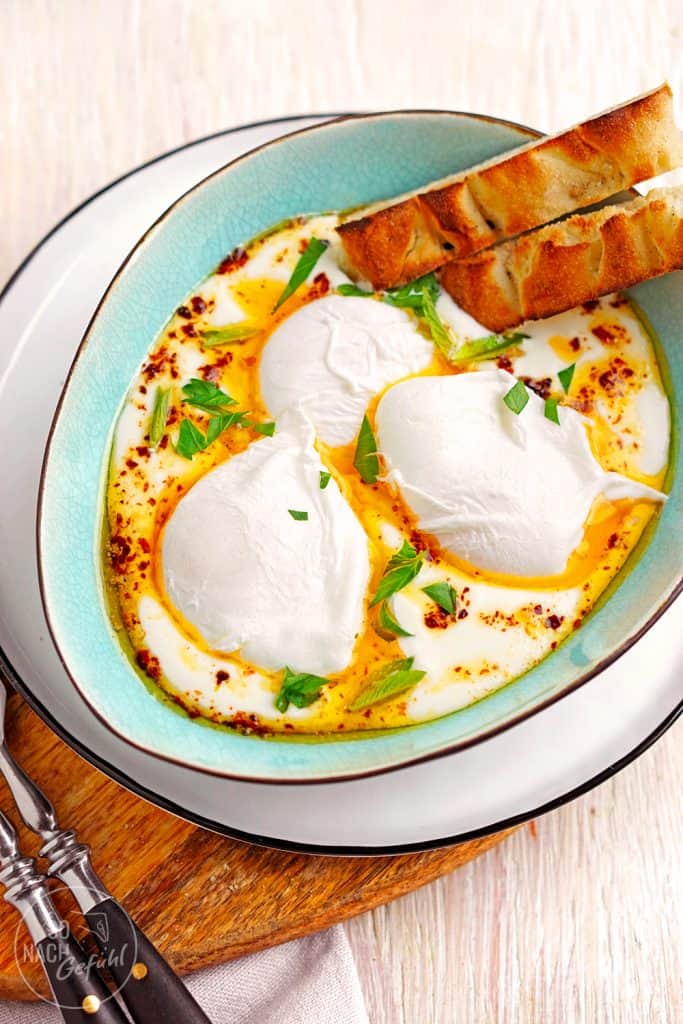 Cılbır – Pochierte Eier auf aromatischem Joghurt