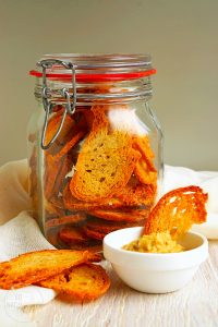 Brotchips aus dem Ofen