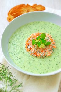 Kalte Gurkensuppe mit Räucherlachstartar