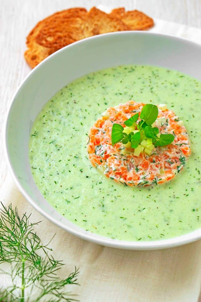 Kalte Gurkensuppe mit Räucherlachstartar
