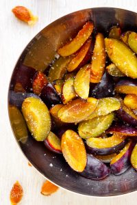 Gesalzene Pflaumen zum Fermentieren