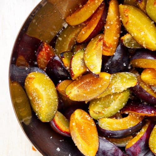 Gesalzene Pflaumen zum Fermentieren