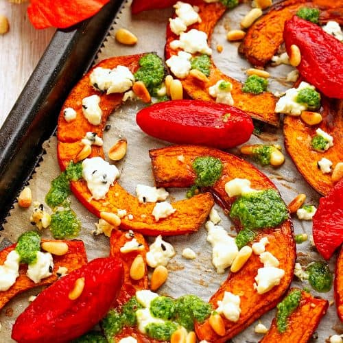 Gebackener Kürbis mit Pesto und fermentierten Pflaumen