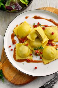 Steinpilzravioli mit Selleriesauce