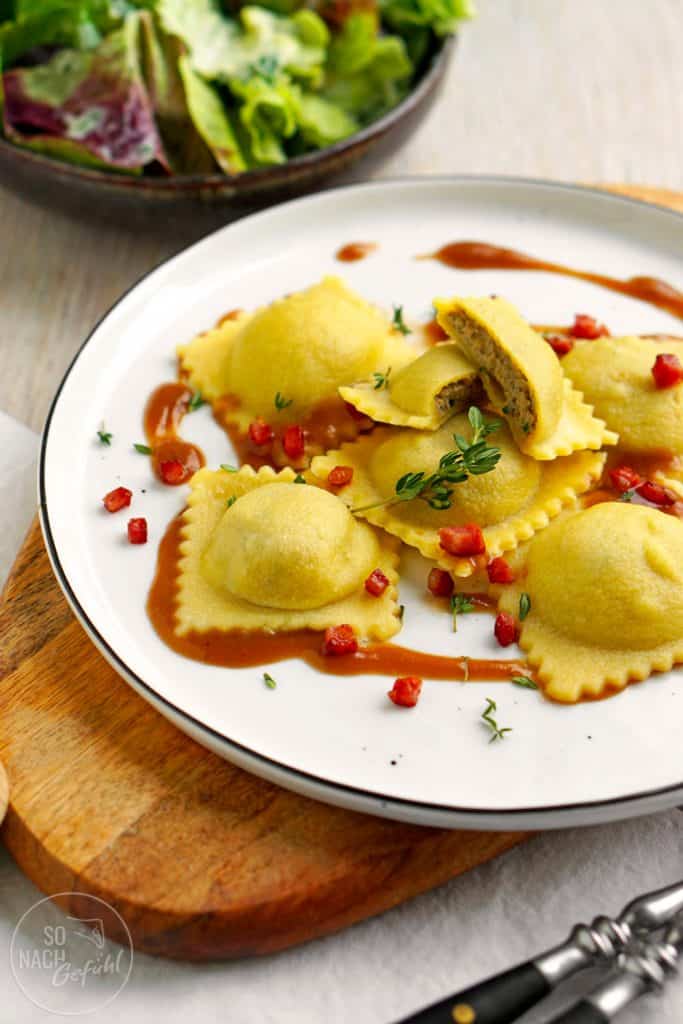 Steinpilzravioli angerichtet