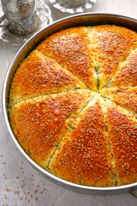 Türkisches Frühstücksbrot mit Schafskäse und Petersilie