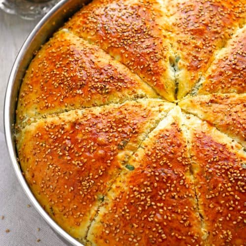 Türkisches Frühstücksbrot mit Schafskäse und Petersilie