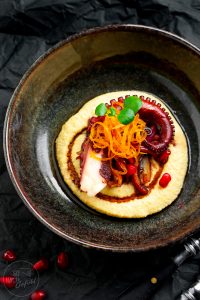 Pulpo auf lauwarmem Orangenhummus